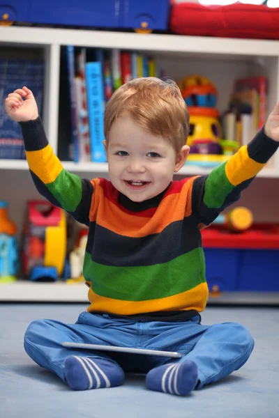 デジタル タブレット コンピューターを使用しての勝利成功した 2 歳男の子 — ストック写真