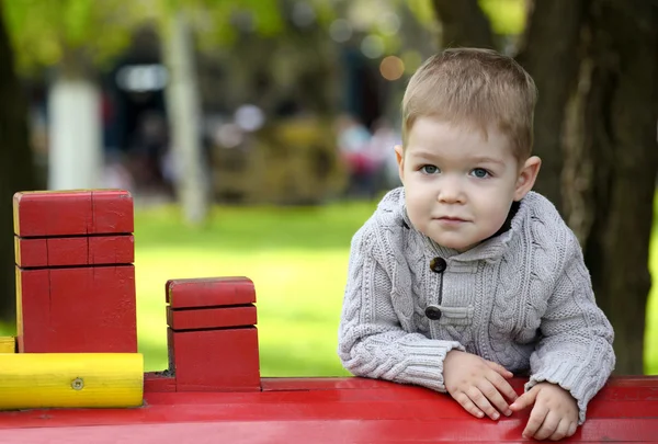 Niño de 2 años en el patio de recreo —  Fotos de Stock