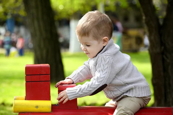 2 anos de idade Bebê menino no playground — Fotografia de Stock