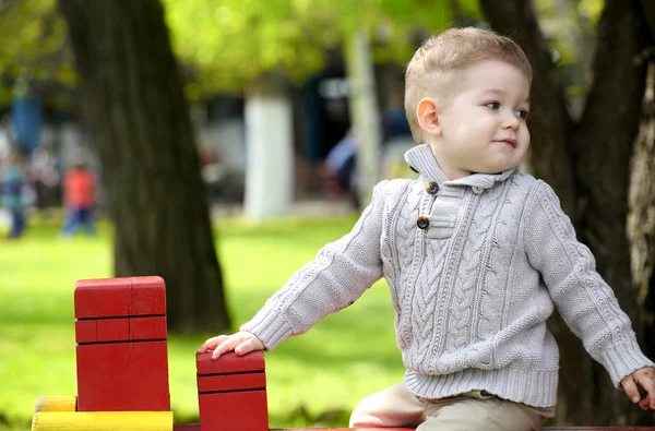 2 lat chłopiec dziecko na plac zabaw dla dzieci — Zdjęcie stockowe