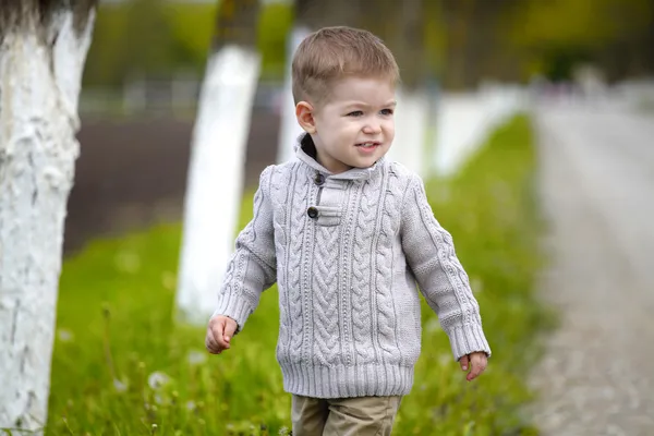 Trendy babyjongen poseren — Stockfoto