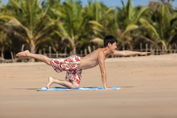 Ocupaciones por yoga en una playa —  Fotos de Stock