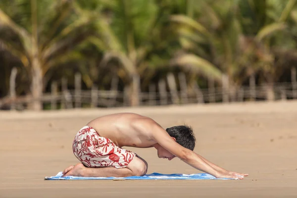 Professions par yoga sur une plage — Photo