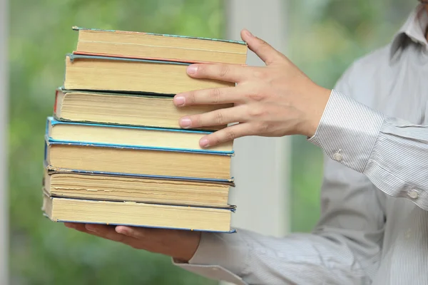 Dans la bibliothèque — Photo