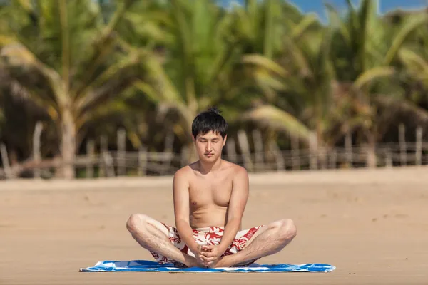 Ocupaciones por yoga en una playa —  Fotos de Stock