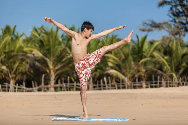 Ocupaciones por yoga en una playa —  Fotos de Stock