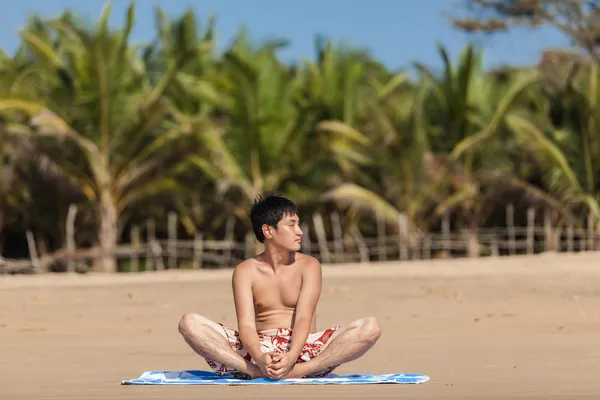 Professioni da yoga su una spiaggia — Foto Stock