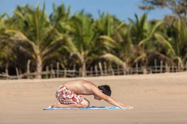 Tarafından yoga bir plajda meslekler — Stok fotoğraf