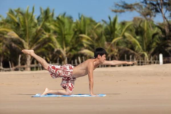 Beroepen door yoga op een strand — Stockfoto