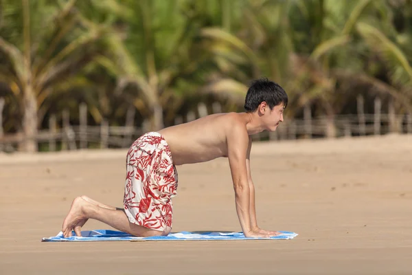 Joga na plaży — Zdjęcie stockowe