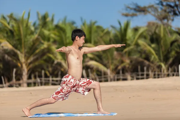 Yoga op het strand — Stockfoto