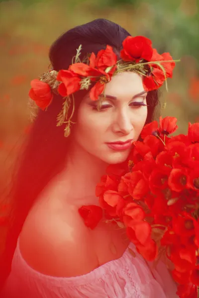 La chica con un ramo de flores — Foto de Stock