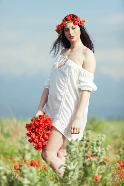 A menina com um buquê de flores — Fotografia de Stock