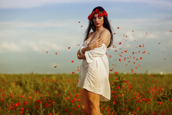 Chica en flores — Foto de Stock