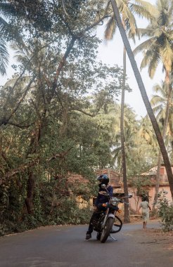 GOA köyünde Motosikletli Bir Adam Yolda
