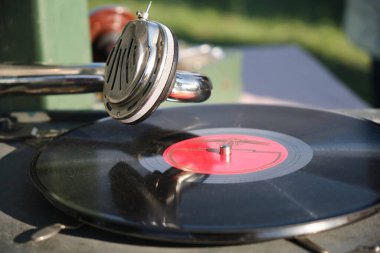 Orijinal bir plak çalan eski bir gramofonun ayrıntıları.