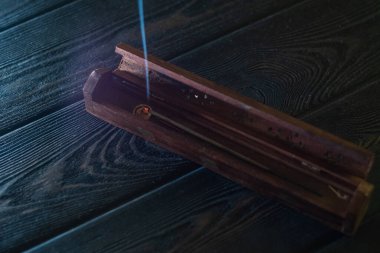 Tütsü çubuğuna odaklan ve ahşap bir büfede sigara iç. Japon kültürünün sembolü.