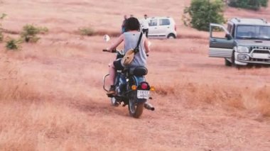 Motosikletli bir adam off-road 'da, GOA, Hindistan