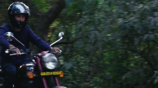 Mannen Kör Sin Motorcykel Vägen Byn Goa Indien — Stockvideo