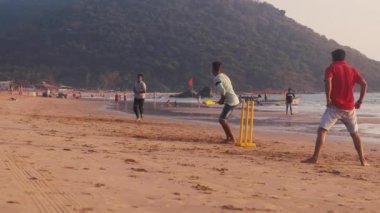 Erkekler kumsalda kriket oynuyor, Güney Goa, Agonda plajı, Hindistan