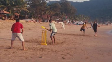 Erkekler kumsalda kriket oynuyor, Güney Goa, Agonda plajı, Hindistan