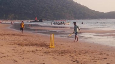 Erkekler kumsalda kriket oynuyor, Güney Goa, Agonda plajı, Hindistan