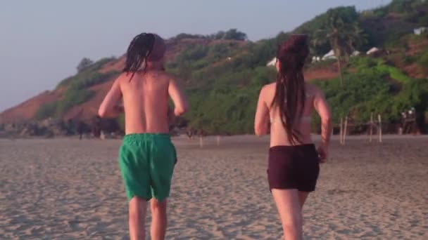 Jovem Casal Correndo Uma Praia Pôr Sol Goa Índia — Vídeo de Stock