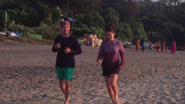 Unga Par Joggar Strand Vid Solnedgången Goa Indien — Stockvideo