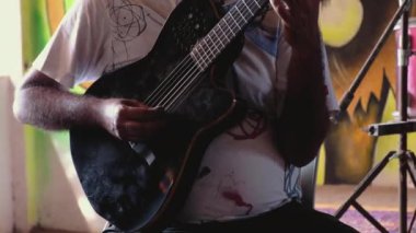 Gitarist barda gitar çalıyor, GOA, Hindistan