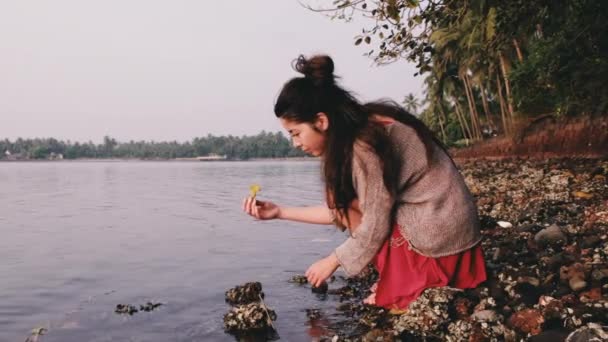 Mujer Cuidadosamente Captura Flor Del Agua — Vídeo de stock