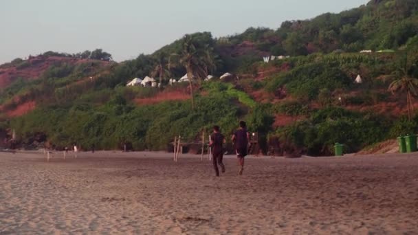 Amigos Caminhando Juntos Praia Pôr Sol Goa Índia — Vídeo de Stock