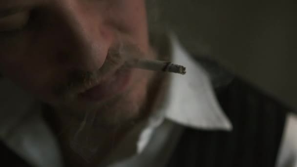 Genç Adam Bir Sigara Yakıyor Duman Üflüyor Retro Tarzı Giyinmiş — Stok video