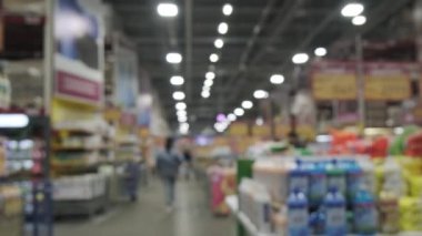 İnsanlı süpermarket ve bazı mallar, Bokeh ile bulanık arka plan