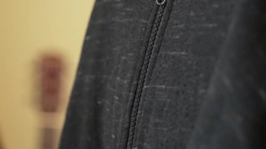 Kapüşonunu ya da ceketini ilikleyen bir adama yaklaş.