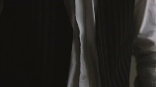 Грибуля Чорному Костюмі Застібкою Піджака Постріл Одежу — стокове відео