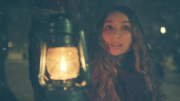 Jeune Fille Avec Lanterne Dans Forêt Hiver Conte Fées Couverture — Video