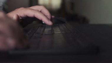Klavyede daktilo kullanan profesyonel kullanıcı erkek elleri ev ofis masasında oturup bilgisayarla çalışır, kenar görünümü kapatır