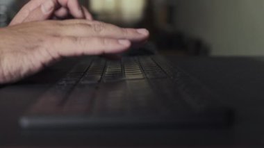Klavyede daktilo kullanan profesyonel kullanıcı erkek elleri ev ofis masasında oturup bilgisayarla çalışır, kenar görünümü kapatır