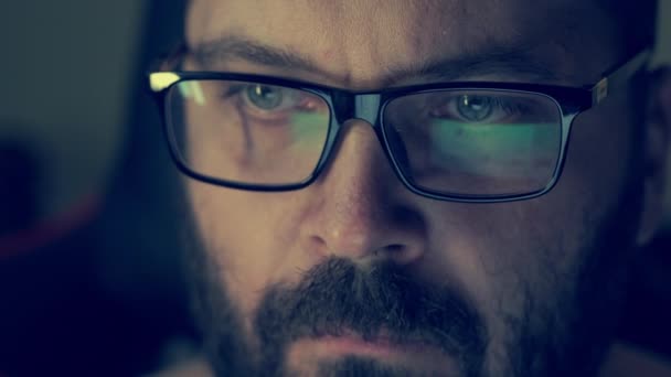 Reflexión Pantalla Del Ordenador Noche Las Gafas Del Programador — Vídeos de Stock