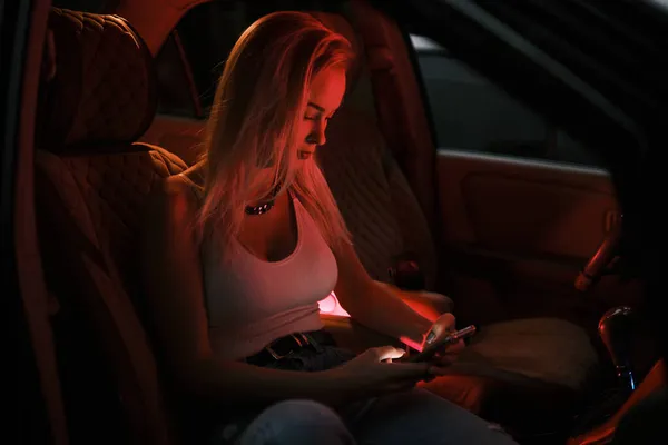 Uma Linda Garota Aparência Europeia Senta Banco Passageiro Carro Olhando — Fotografia de Stock