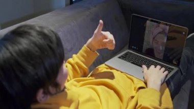 Bir odada çalışırken çevrimiçi iletişim