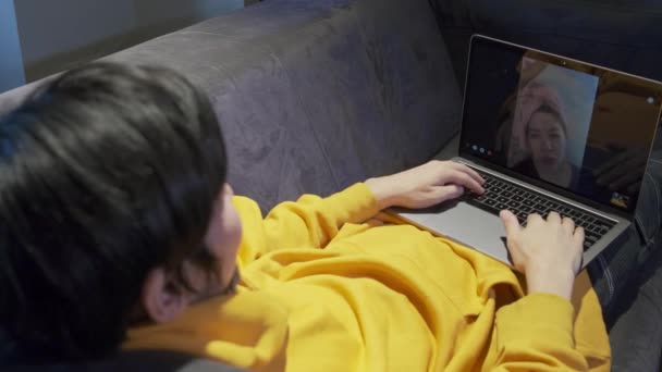 Online communicatie over het werk in een kamer — Stockvideo