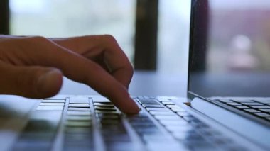 Eller dizüstü bilgisayarın klavyesine metin yazsın