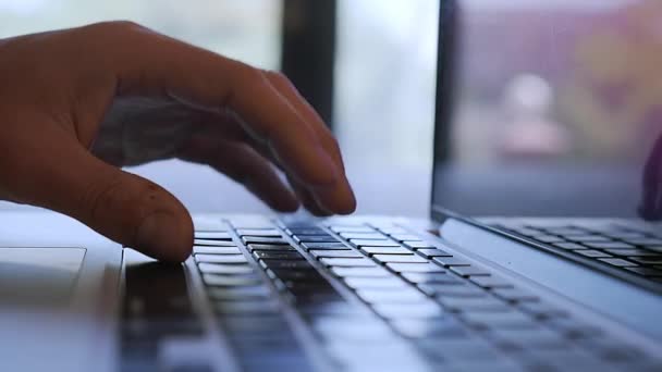 Mãos digite texto no teclado do laptop — Vídeo de Stock