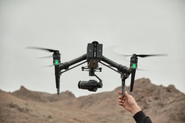 Erkekler dağlarda bir yerde büyük profesyonel bir drone yakalarlar.