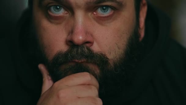 Homem Com Barba Olha Tristemente Para Câmera Toca Sua Barba — Vídeo de Stock