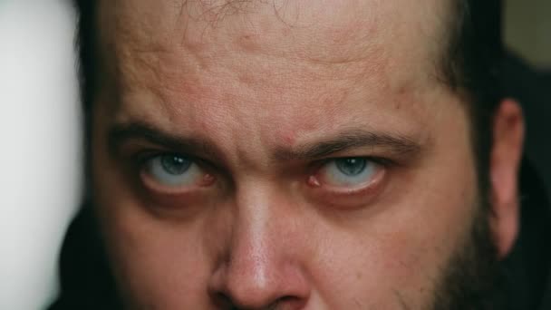 Ein Mann Mit Bart Blickt Traurig Die Kamera Statische Kamera — Stockvideo