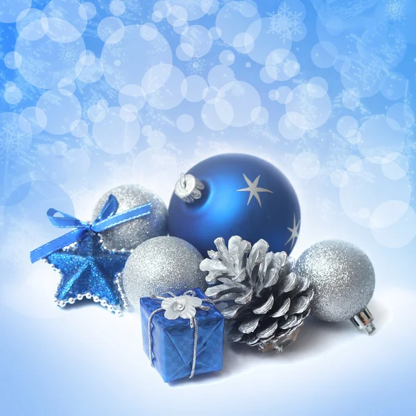 Голубые рождественские шары на снегу — стоковое фото