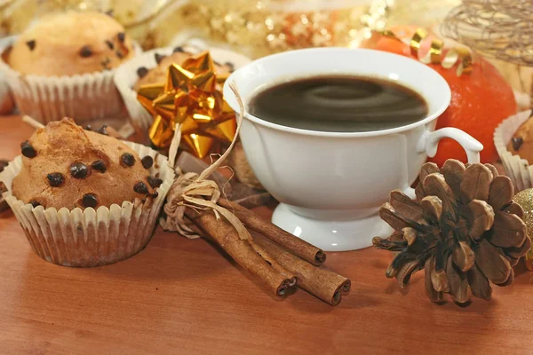 Muffins de chispas de chocolate recién sacados del horno —  Fotos de Stock