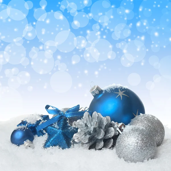 Blå julbollar på snön — Stockfoto